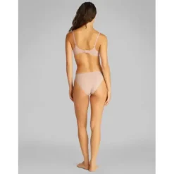 Calvin Klein Tai, Cedar