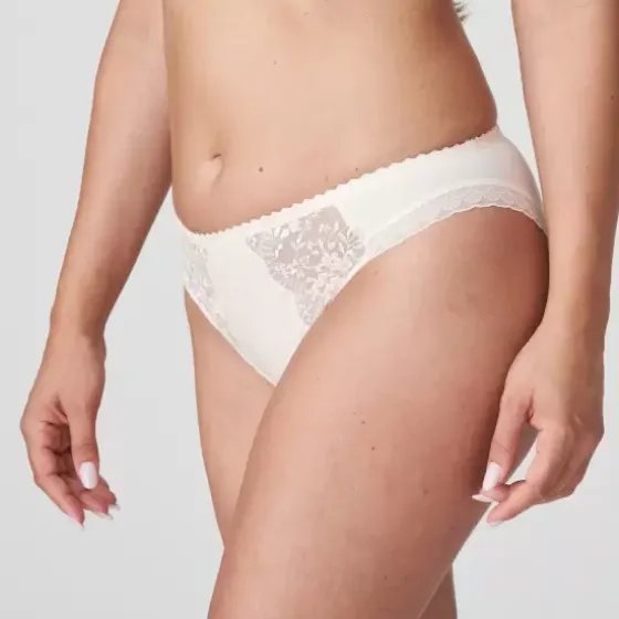 Gythia Tai Brief, Geisha
