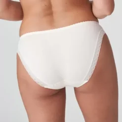 Gythia Tai Brief, Geisha