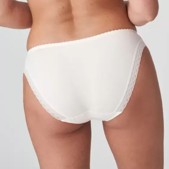 Gythia Tai Brief, Geisha