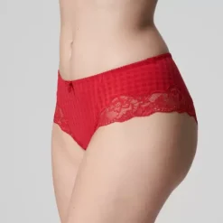 Madison Hipster, Scarlet