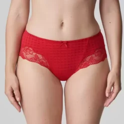 Madison Hipster, Scarlet