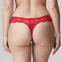 Madison String, Scarlet