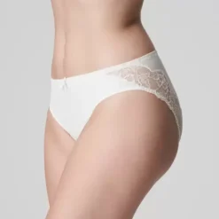 Madison Tai, Råhvid