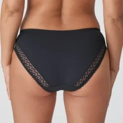 Montara Tai, Black