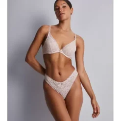 Rossesence Tanga, Nude d ete
