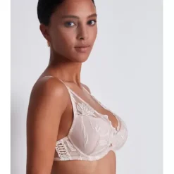 Season Of Love Push-Up, Caresse