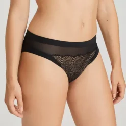 Sophora Tai, Black