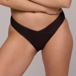 Tomar Bikini Tai, Earth